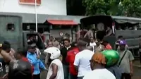Ratusan massa pendukung calon walikota Jayapura Boy Markus Dawir nyaris bentrok