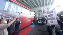 Beberapa suporter Timnas Indonesia yang tergabung dalam Ultras Garuda saat menyambut kedatangan Skuad Timnas Indonesia U-23 di Terminal 3 Bandara Soekarno-Hatta, Tangerang, Banten, Sabtu (11/5/2024) pagi WIB usai berjuang di Piala Asia U-23 2024 di Qatar dan play-off Olimpiade Paris di Prancis. (Bola.com/M Iqbal Ichsan)