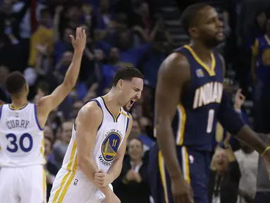 Ekspresi kemenangan pemain Golden State Warriors, Klay Thompson (tengah) usai timnya mengumpulkan poin jauh lebih banyak dari dari lawannya Indiana Pacers pada laga NBA Oracle Arena,Oakland, California, (5/12/2016). (AP/Ben Margot)