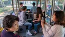 Sejumlah penumpang menaiki minibus tanpa awak di Shanghai Jiao Tong University di Shanghai, China (8/5). Beberapa fitur terbaru seperti hemat energi, dan manufaktur dengan kualitas terbaik, melekat pada bus. (AFP Photo/China Out)