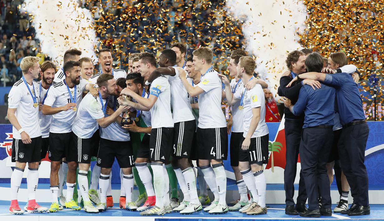 Para pemain dan staf pelatih Jerman merayakan keberhasilan merebut Piala Konfederasi 2017 setelah mengalahkan Cile di Stadion Saint Petersburg, Rusia, Minggu (3/7/2017). Jerman menang 1-0 atas Cile. (EPA/Yuri Kochetkov)