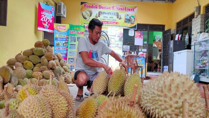 Penjual Durian Sinapeul di Kampung Durian Majalengka.Foto (Liputan6.com / Panji Prayitno)