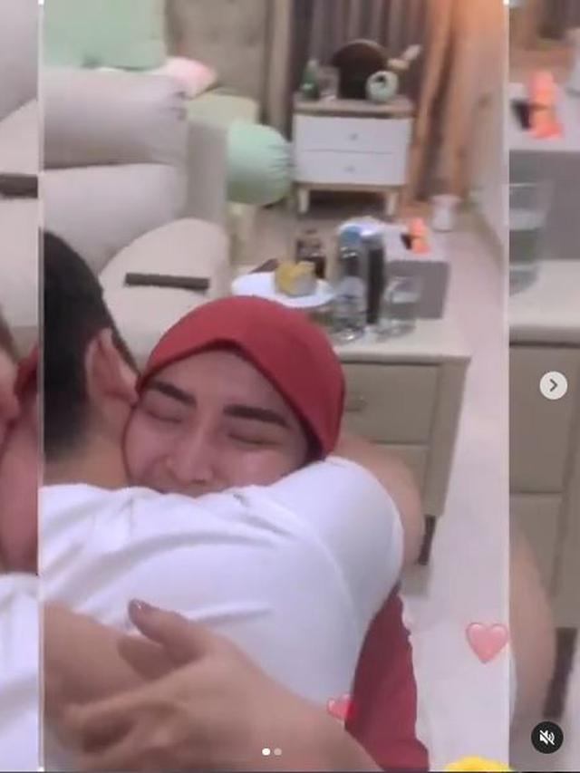 6 Potret Angga Wijaya Umumkan Kehamilan Istri, Penuh Haru Bahagia