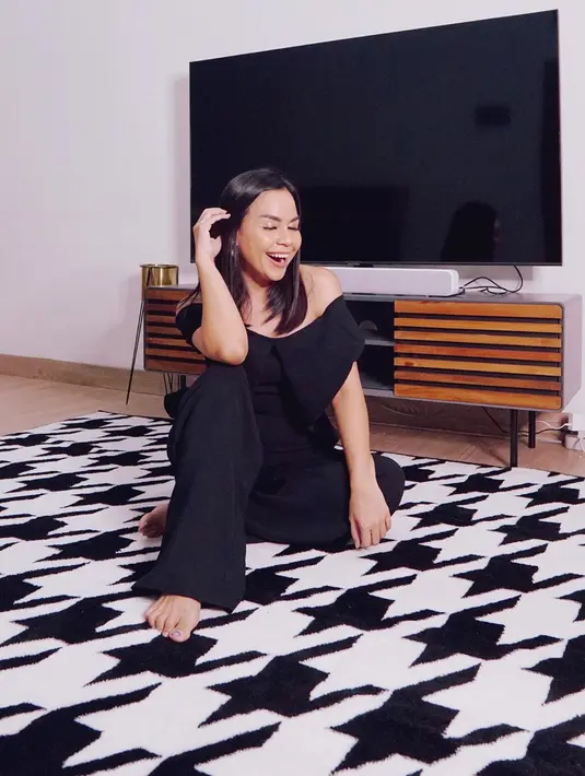 Seperti melansir dari Kapanlagi.com, Melaney yang ditemui di kawasan Tendean, Jakarta Selatan, menceritakan tentang kondisi yang akan terjadi jika anak-anak mulai kembali ke sekolah dalam waktu dekat. (Instagram/melaney_ricardo)