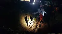 Tim SAR gabungan mencari korban tertimbun longsor di Kecamatan Cimanggung, Kabupaten Sumedang, Senin (11/1/2021). (Foto: Dok. Basarnas)