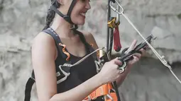 Sebelum mencoba olahraga rope climbing, Della Dartyan memang beberapa waktu lalu sempat mencoba para gliding. Olahraga yang tidak kalah seru sambil terbang di atas langit ini memang sangat menantang dan menarik. (Liputan6.com/IG/@delladartyan)