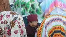 <p>Seorang anak terlihat saat Sholat Idul Fitri di halaman Masjid Agung Ibnu Batutah pada kompleks peribadatan Puja mandala di kawasan Nusa Dua, Bali, Senin (2/5/20222). Perayaan Idulfitri 1443 H berjalan dengan khidmat dan menerapkan protokol kesehatan. (merdeka.com/Arie Basuki)</p>