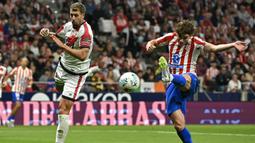 Pemain Argentina tersebut sukses mencatatkan hattrick pada menit ke-15, ke-80, dan ke-88. (AFP/Javier Soriano)