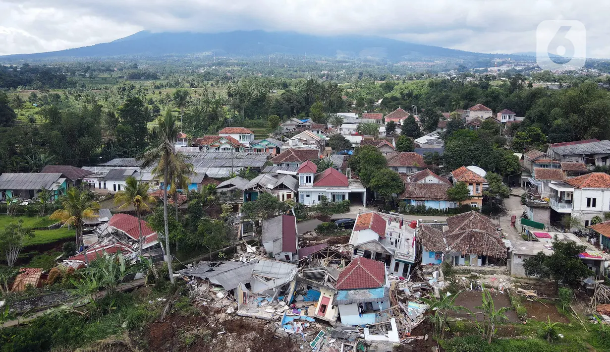 Foto udara memperlihatkan pemukiman yang hancur akibat gempa di Desa Sarampad, Kabupaten Cianjur, Jawa Barat, Selasa (22/11/2022). Gempa dengan magnitudo 5,6 mengakibatkan sejumlah rumah dan jalan di Desa Sarampad rusak parah. (Liputan6.com/Herman Zakharia)