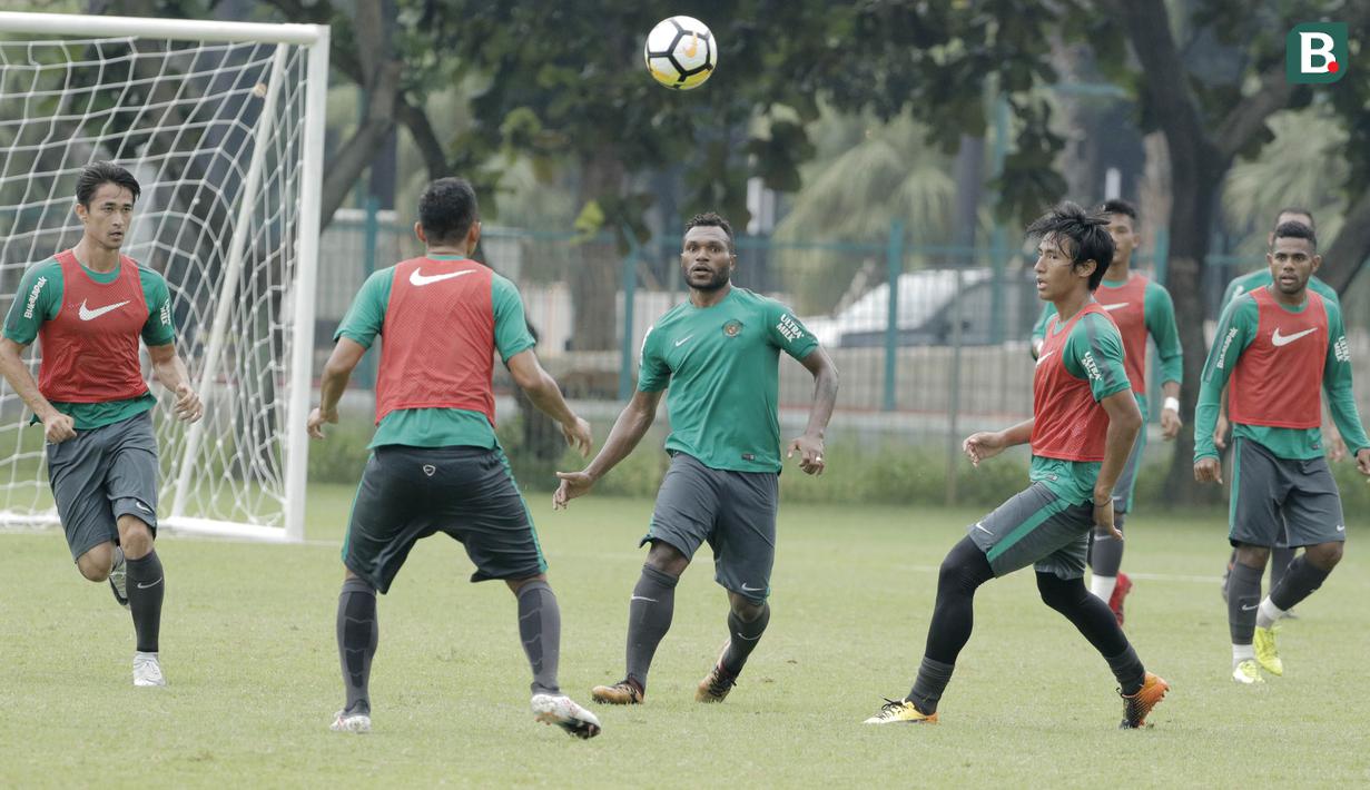 Pemain Timnas Indonesia, Nelson Alom, saat latihan di Lapangan ABC, Senayan, Jakarta, Kamis (22/2/2018). Pemusatan latihan tahap kedua ini dilakukan untuk persiapan Asian Games 2018. (Bola.com/M Iqbal Ichsan)