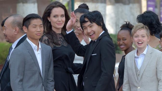 Angelina Jolie bersama anak-anaknya. (ANG CHHIN SOTHY / AFP)