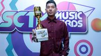 Jaz keluar sebagai Pendatang Baru Paling Ngetop di SCTV Music Awards 2017. (Deki Prayoga/Bintang.com)