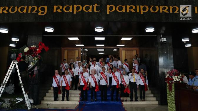 Sejumlah pegawai melakukan gladi resik di Gedung Kura-Kura di Kompleks Parlemen Senayan, Jakarta, Kamis (15/8/2019). Gladi tersebut dilakukan untuk persiapan menjelang pidato presiden dalam rangkaian sidang tahunan MPR, DPR dan DPD 16 Agustus 2019 mendatang. (Liputan6.com/Johan Tallo)
