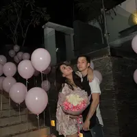 Akhirnya kesampaian juga membuat surprise ulang tahun istrinya. Itulah salah satu keterangan Stefan William saat mengunggah foto ulang tahun istrinya yang ke-26 tahun. (Instagram/celine_evangelista)