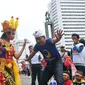 Penari menampilkan seni Tari Pendet khas Bali dalam parade kebudayaan bertajuk 'Kita Indonesia' di kawasan Bundaran HI, Jakarta, Minggu (4/12). Para peserta Parade Kebudayaan tampak antusias menyaksikan tarian itu. (Liputan6.com/Angga Yuniar)