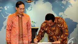 Menteri Perdagangan Rachmat Gobel menandatangani berita acara serah terima jabatan didampingi Mantan Menteri Perdagangan Muhammad Lutfi di Kantor Kementerian Perdagangan, Jakarta, Senin (27/10/2014). (Liputan6.com/Andrian M Tunay)