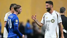 Pemain LAFC, Olivier Giroud (kanan) menyalami pemain Chlesea, Cole Palmer setelah pertandingan Grup D Piala Dunia Antarklub 2025 di Mercedes Benz Stadium, Atlanta, Amerika Serikat, Selasa (17/06/2025) WIB. (AFP/Paul Ellis)