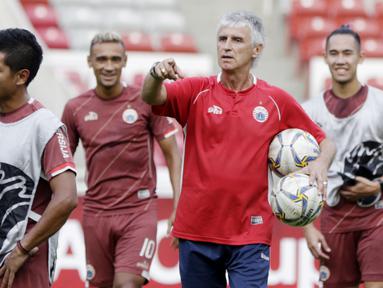 Pelatih Persija Jakarta, Ivan Kolev, saat sesi latihan jelang laga Piala AFC di SUGBK, Jakarta, Senin (22/4). Persija akan berhadapan dengan Ceres-Negros. (Bola.com/M Iqbal Ichsan)