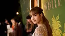 Konsisten dengan poni rata yang khas, rambut panjang cokelat Lisa ditata dengan half braided ponytail. Wajahnya pun dipulas dengan brown makeup look yang flawless [@lalalalisa_m]