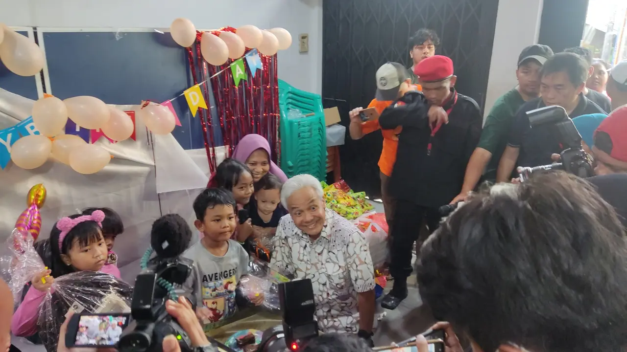 Ganjar Pranowo blusukan ke Pademangan Barat, Jakarta Utara, Minggu (25/6/2023). Dia menyempatkan diri menghadiri ulang tahun seorang anak-anak.