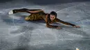 Aksi atlet Alina Zagitova saat melakukan pertunjukan gala skating di Gangneung Oval di Gangneung (25/2). Alina tampil seksi dengan kostum macan saat berada di arena ice skating.  (AFP Photo/Aris Messinis)