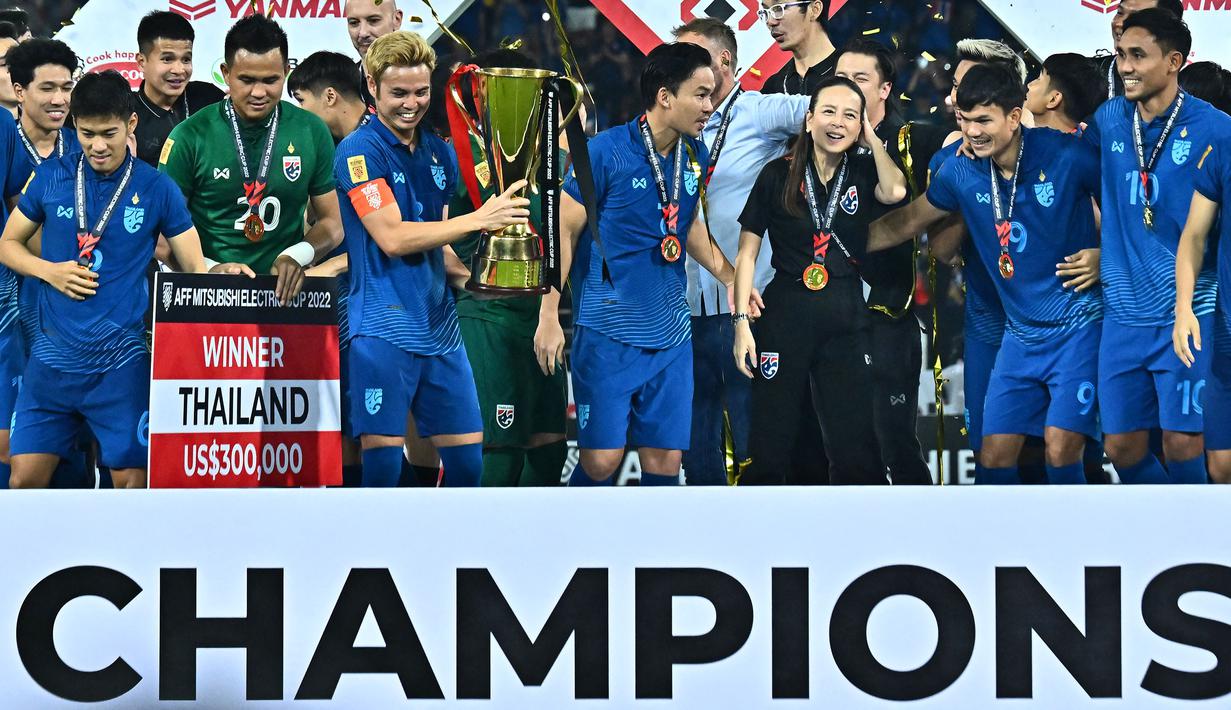 Thailand berhasil menjuarai ajang Piala AFF 2022 setelah mengalahkan Vietnam dengan agregat 3-2 di partai final pada Senin (16/01/2023). Theerathon Bunmathan (tengah kiri) menjadi pembeda setelah mencetak gol semata wayang pada leg kedua final yang berlangsung di Stadion Thammasat, Rangsit, Thailand. (AFP/Lillian Suwanrumpha)