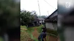 Hanya bermodalkan galah sepanjang 20 meter, kedua pria ini berhasil mengambil foto dari ketinggian tanpa drone. Aksinya itu mendadak viral.