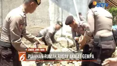 Aparat membantu warga membersihkan puing bangunan yang ambruk.