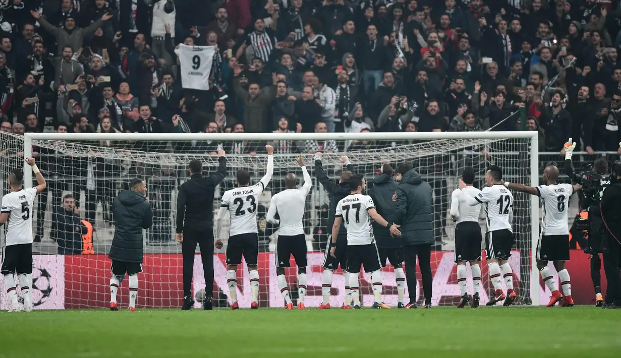 Pemain Besiktas menyapa para suporter usai pertandingan melawan Porto di Grup G Liga Champions di Vodafone Park di Istanbul (21/11). Besiktas mencapai 16 besar Liga Champions untuk pertama kalinya dalam 31 tahun . (AFP Photo/Ozan Kose)
