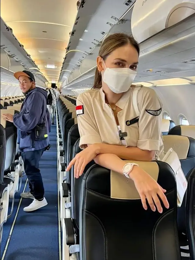 6 Potret Aksi Luna Maya Nyamar Jadi Pramugari Super Air Jet, Curi Perhatian