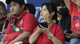 Bintang film asal Jepang, Maria Ozawa, memberikan dukungan untuk Timnas Indonesia U-22 saat melawan Thailand pada SEA Games 2019 di Stadion Rizal Memorial, Manila, Selasa (26/11). Indonesia menang 2-0 atas Thailand. (Bola.com/M Iqbal Ichsan)