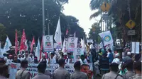 Adu Suara Dua Kubu di Luar Sidang Ahok