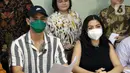 Aktris Jessica Iskandar (kanan) dan Vincent Verhaag saat konferensi pers terkait kasus penipuan dan penggelapan investasi mobil di kawasan Menteng, Jakarta, Kamis (14/7/2022). Pasangan Jessica Iskandar dan Vincent Verhaag menjadi korban penipuan atas kasus penyewaan mobil di Bali dengan pelaku Christoper Stefanus Budianto atau Steven dan mengalami kerugian sebesar hampir Rp 10 milliar dan 11 mobil mewah. (Liputan6.com/Herman Zakharia)