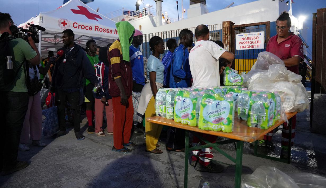 Setelah mendarat, sebagian besar imigran yang tiba di Italia akan dikirim ke pusat-pusat penerimaan di seluruh negeri, di mana mereka tinggal sementara mereka menunggu keputusan atas permintaan suaka mereka. (Zakaria ABDELKAFI / AFP)