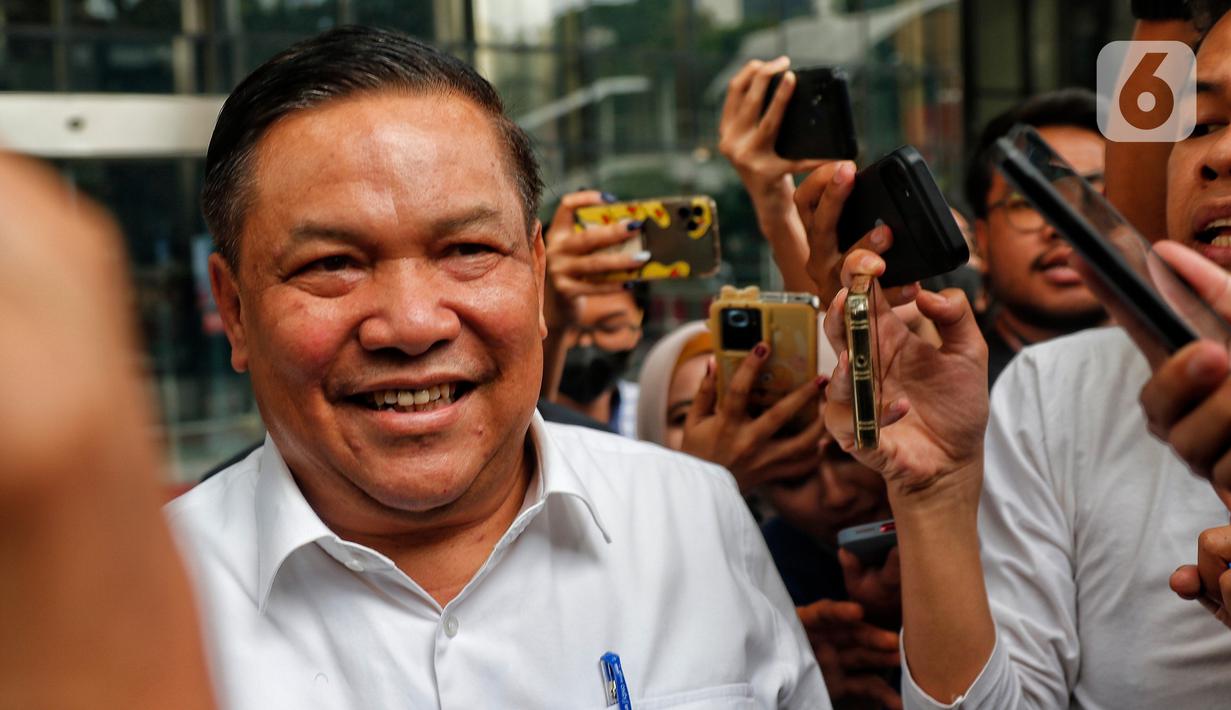 Sekda Riau SF Hariyanto saat meninggalkan Gedung KPK, Jakarta, Senin (22/5/2023). (Liputan6.com/Angga Yuniar)