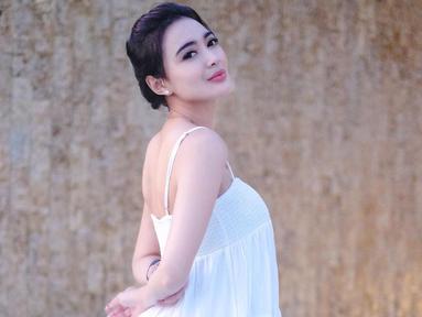 Kecantikan pedandgut asal Bogor Wika Salim memang tak ada habisnya mencuri perhatian netizen. penampilan terbaru Wika Salim mengenakan dress putih di pantai selalu membuat mata yang melihat terpesona. (Instagram/wikasalim)