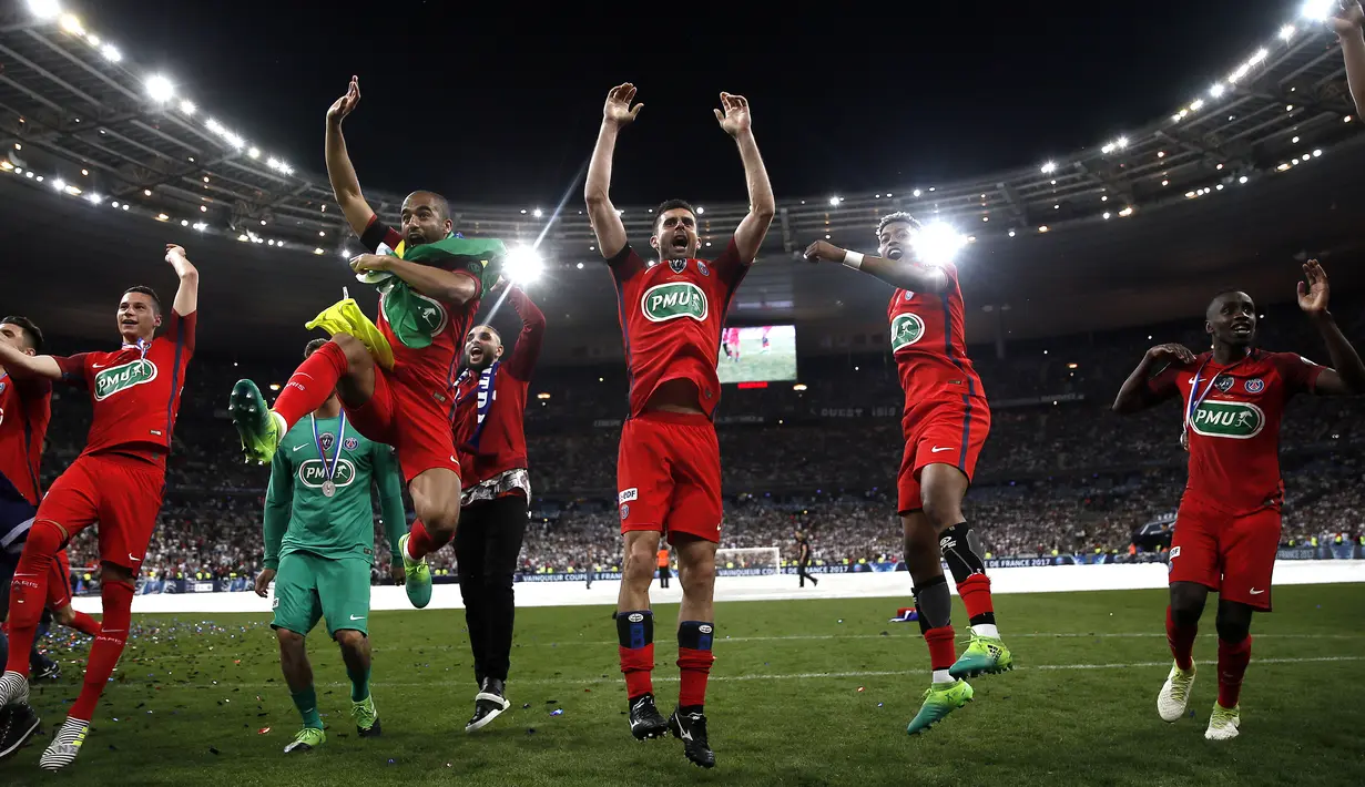 Para pemain Paris Saint Germain (PSG) melakukan selebrasi usai meraih kemenangan atas Angers pada laga final Coupe de France, di Stade de France, Paris, Minggu (28/5/2017). PSG Menang 1-0. (EPA/Etienne Laurent)