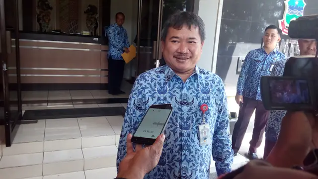 Bupati Garut Rudy Gunawan saat memberikan penjelasannya di depan wartawan.