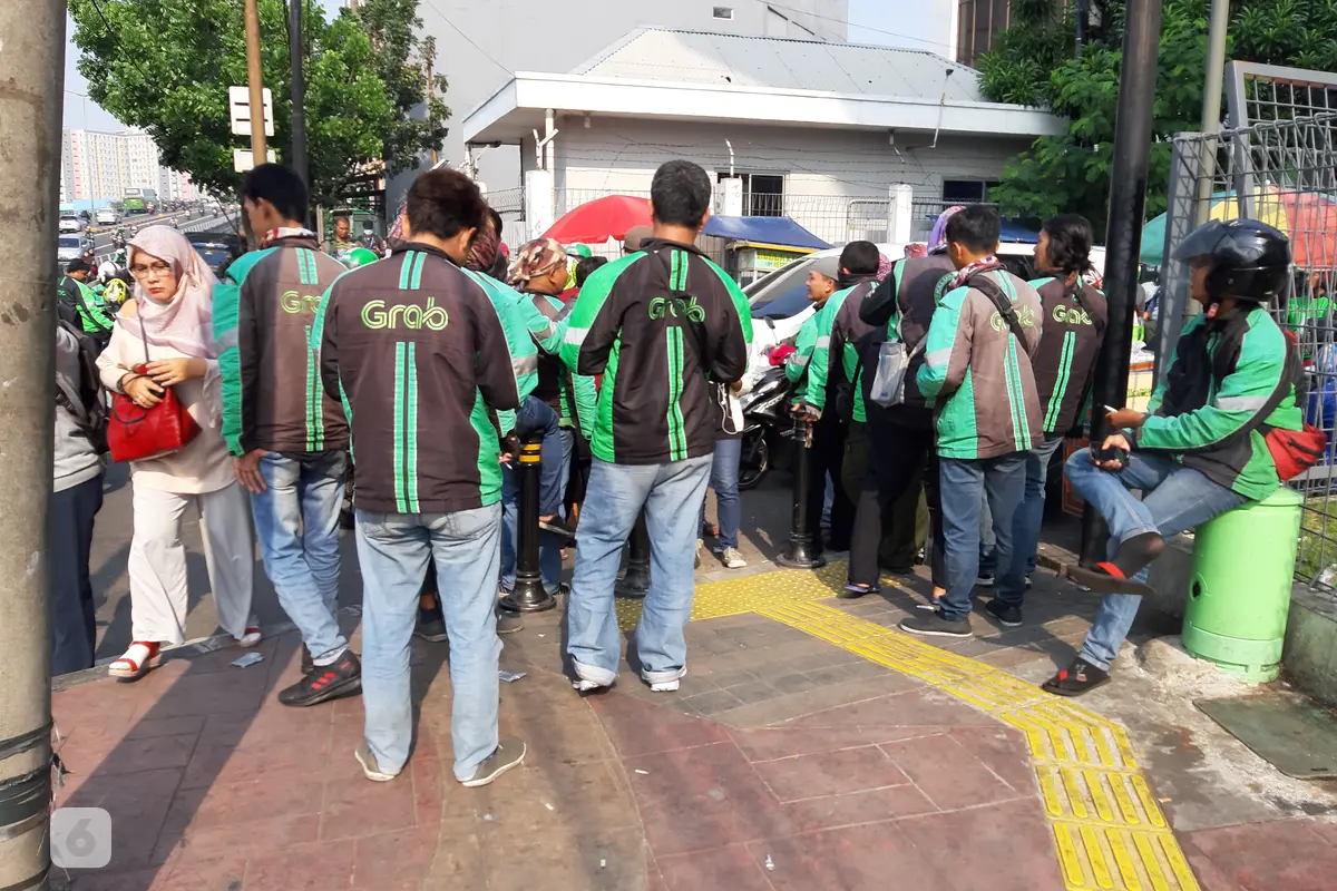Driver ojek online menunggu penumpang di dekat Stasiun Tanah Abang, Jakarta Pusat.