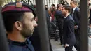 Bintang Barcelona, Lionel Messi menuju ruang pengadilan guna mengikuti sidang kasus pajak di Kantor Pengadilan Barcelona, (2/6/2016). (AFP/Lluis Gene)