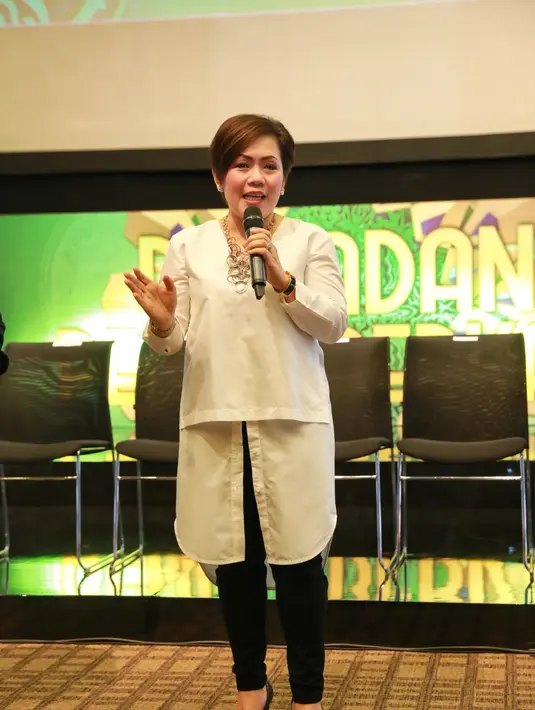 "Indosiar tetap mengusung tema Ramadhan Penuh Berkah. Intinya dari pagi sampai malam kita isi dengan program yang baik dan aman ditonton untuk keluarga Indonesia," ucap Harsiwi Achmad. (Adrian Putra/Bintang.com)