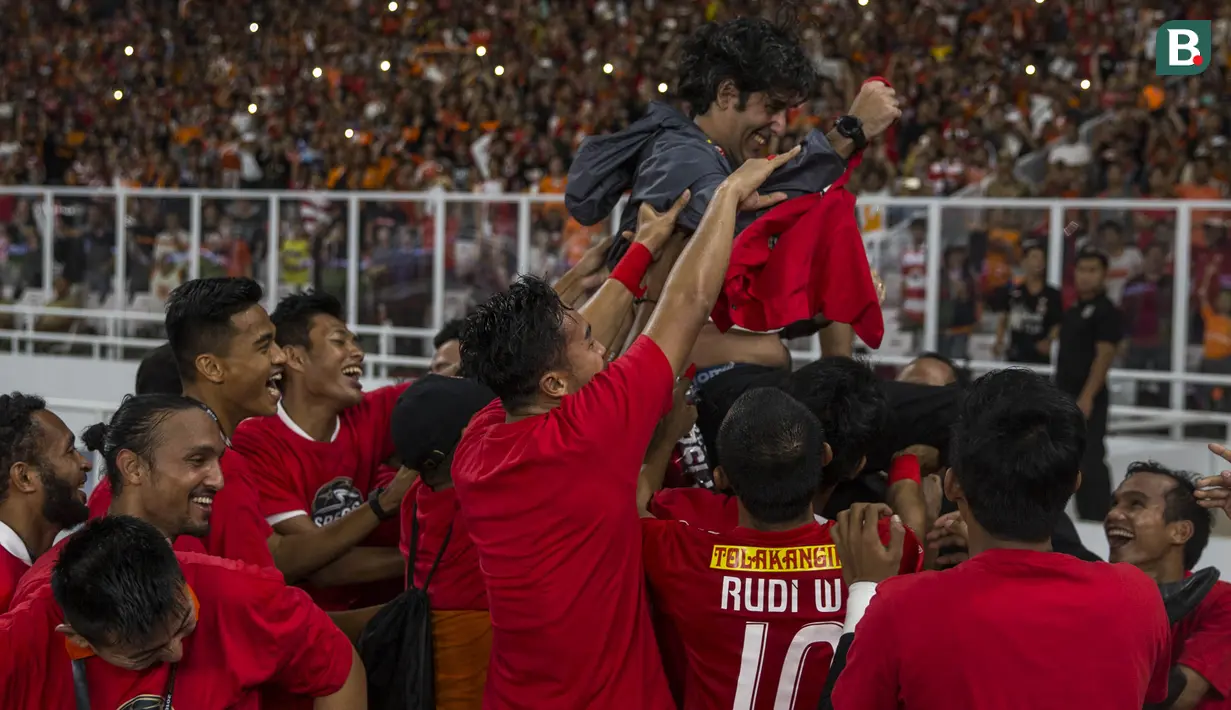 Pelatih Persija Jakarta, Stefano Cugurra Teco, digendong setelah meraih gelar juara Piala Presiden di SUGBK, Jakarta, Sabtu (17/2/2018). Persija menang 3-0 atas Bali United. (Bola.com/Vitalis Yogi Trisna)