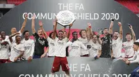Striker Arsenal, Pierre-Emerick Aubameyang, mengangkat trofi juara Community Shield usai menaklukkan Liverpool di Stadion Wembley, Sabtu (29/8/2020). Arsenal menang adu penalti dengan skor 5-4. (Andrew Couldridge/Pool via AP)