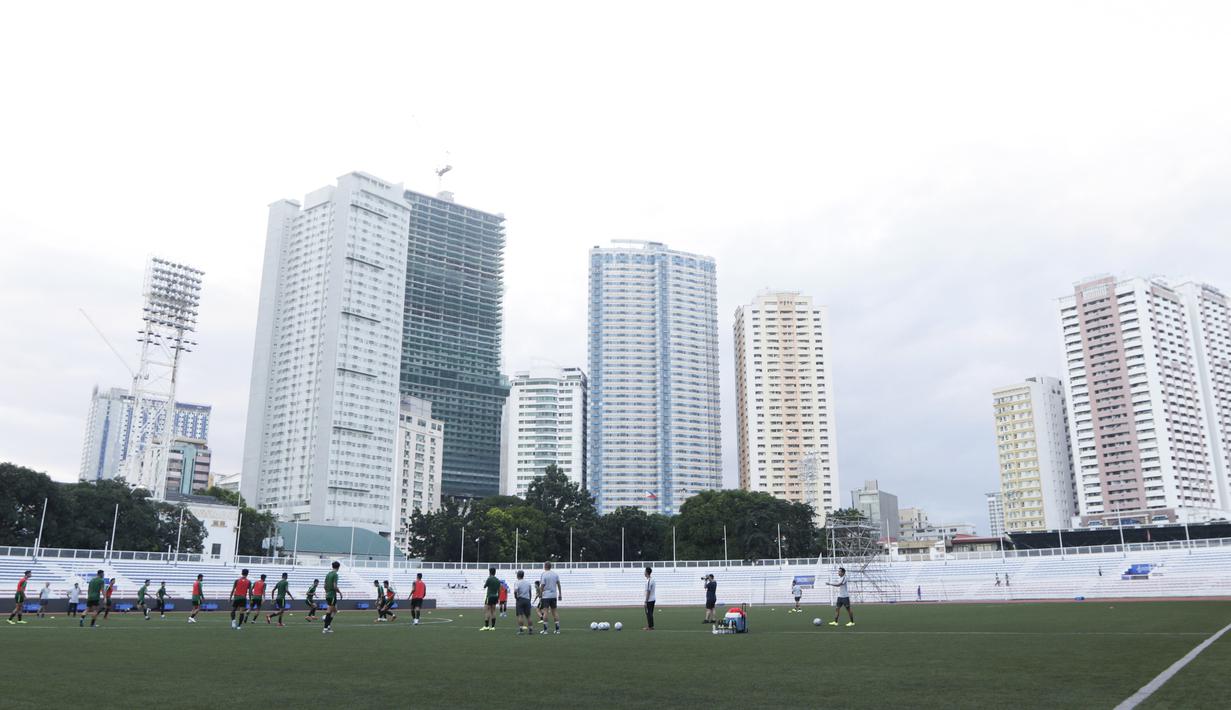 Suasana saat latihan Timnas Indonesia U-22 di Stadion Rizal Memorial, Manila, Senin (25/11). Latihan ini persiapan jelang laga SEA Games 2019 melawan Thailand. (Bola.com/M Iqbal Ichsan)