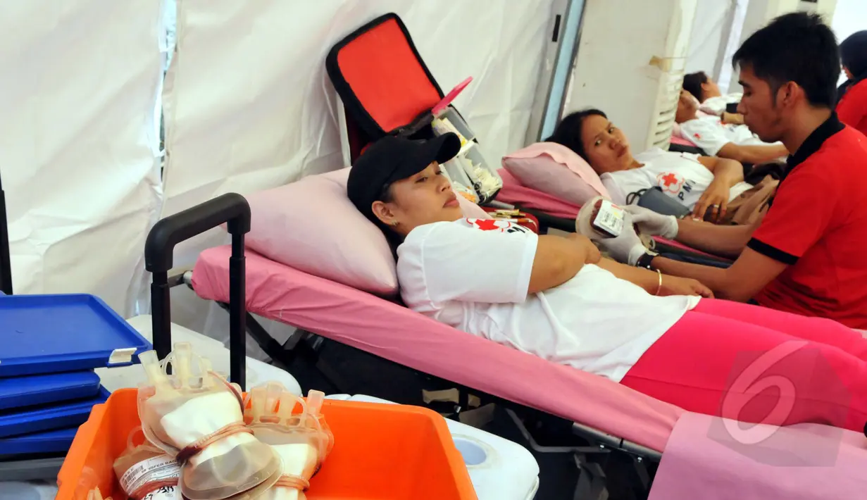 Petugas dari PMI melayani pendonor saat acara Donor Darah Taruna Merah Putih di Bundaran HI, Jakarta, Minggu (29/3/2015). Acara donor darah diadakan serentak di 25 kota di tanah air bertujuan membudayakan aksi donor darah. (Liputan6.com/Panji Diksana)