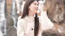 Sabrina memadukan jaket putihnya dengan rok mini berwarna marun, menambah kesan feminin sekaligus modis. [@sabrinachairunnisa_].
