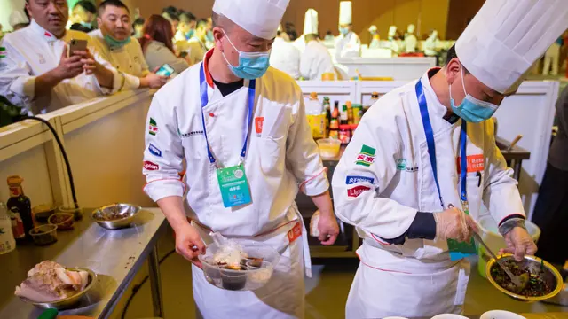 Aksi Para Kontestan Ikuti Kompetisi Keterampilan Kuliner Sichuan