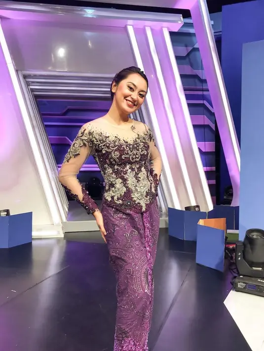 Belakangan namanya jadi perbincangan, pasalnya sinden cantik kelahiran tahun 1996 ini sedang dikabarkan dekat dengan Billy Syahputra. Awalnya keduanya bertemu dalam acara televisi dimana Memes saat ini menjadi sindennya. (Liputan6.com/IG/@memes_prameswari)