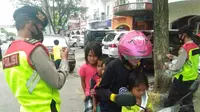 Petugas membagi-bagikan masker gratis kepada pengguna jalan di Bekasi yang tidak memakai masker. (Foto: Liputan6.com/Bam Sinulingga)