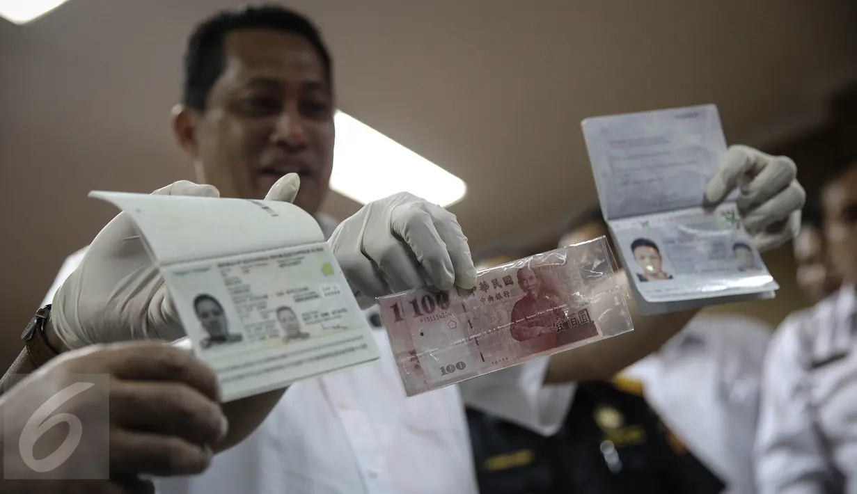 Kepala BNN Komjen Budi Waseso menunjukan barang bukti paspor yang digunakan pelaku saat rilis barang bukti sabu di Gedung BNN, Jakarta, Rabu (20/4). BNN berhasil membongkar sindikat sabu international. (Liputan6.com/Faizal Fanani)
